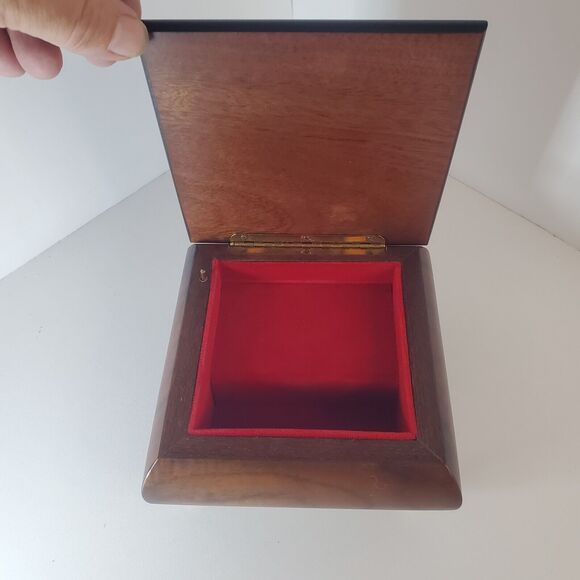 Inlaid Wood Works Art Decor Made in Italy Music Box Plays Funacala Vintage - Picture 4 of 8